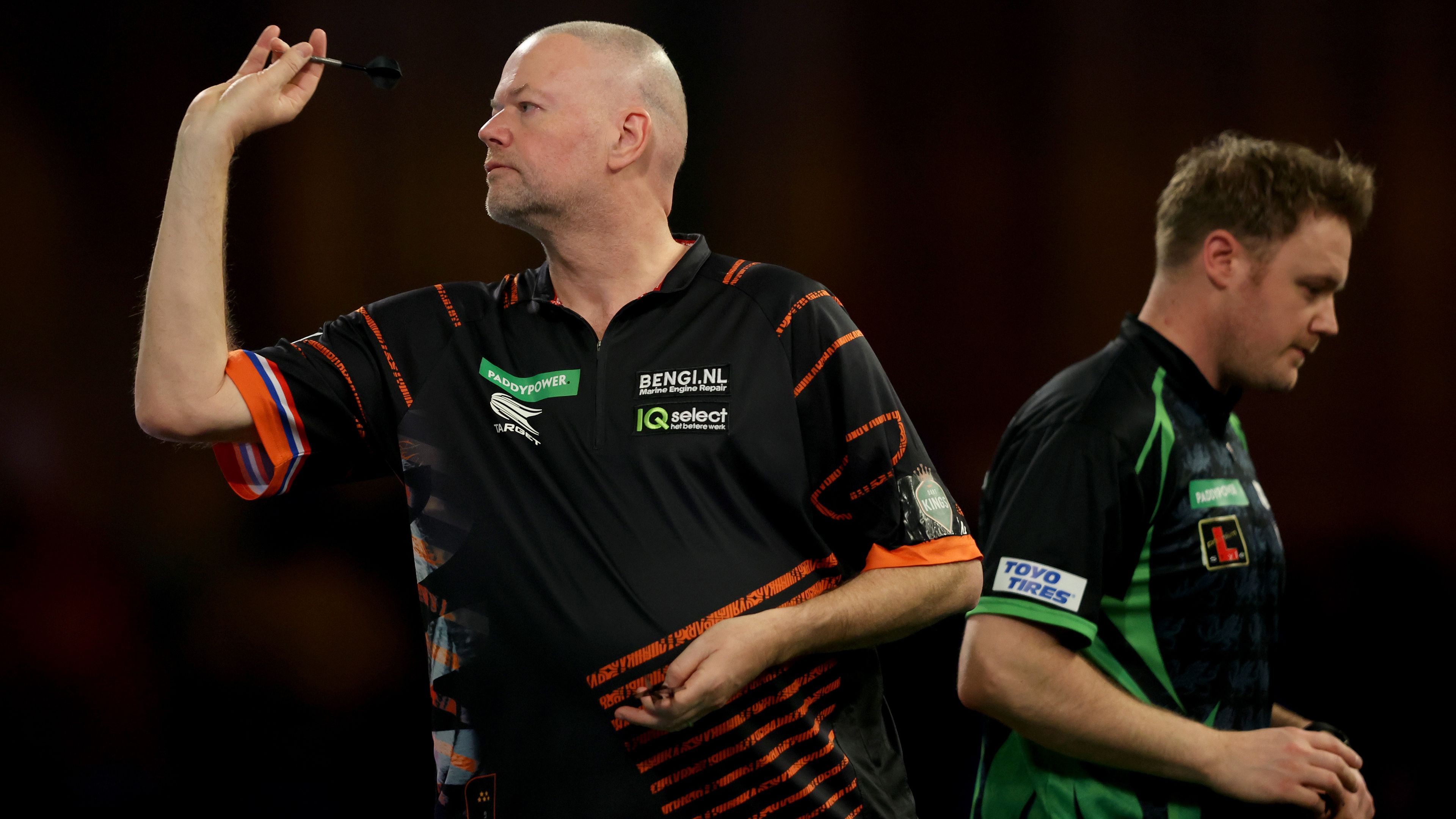 Raymond van Barneveld magabiztosan ment tovább, majdnem teljes a darts-vb nyolcaddöntős mezőnye – videóval