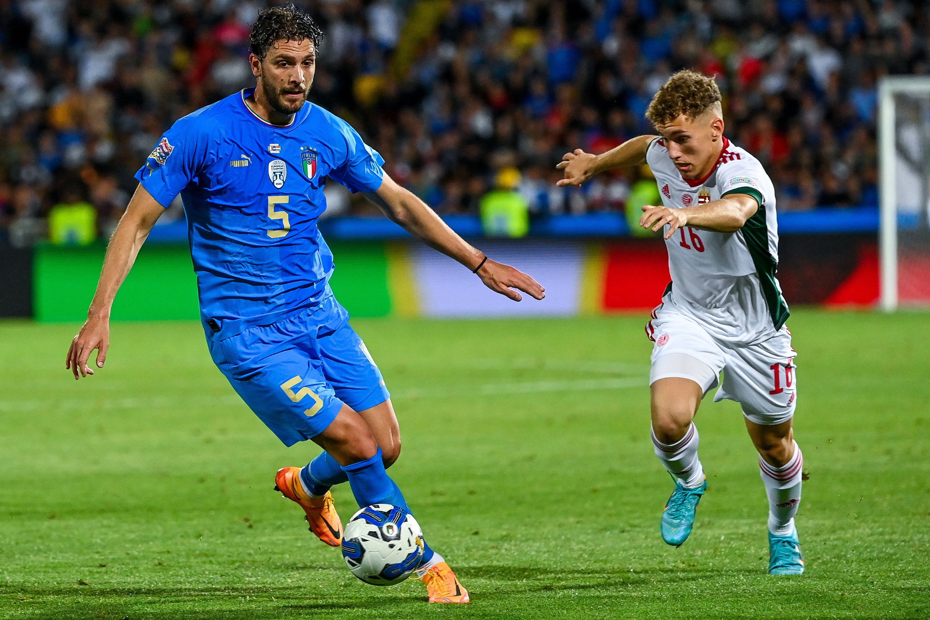 Vancsa Zalán (j) és az olasz Manuel Locatelli a labdarúgó Nemzetek Ligája 2. fordulójában játszott Olaszország–Magyarország meccsen (Fotó: MTI/Illyés Tibor)