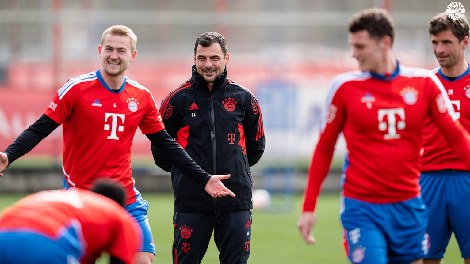 Jó hangulatban kezdte meg a munkát a Bayern játékosokkal a magyar szakember