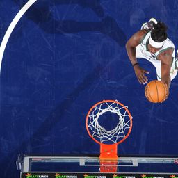 Nagyot ment a Bucks és Jrue Holiday, újra rájátszásba jutott a Kings – videóval