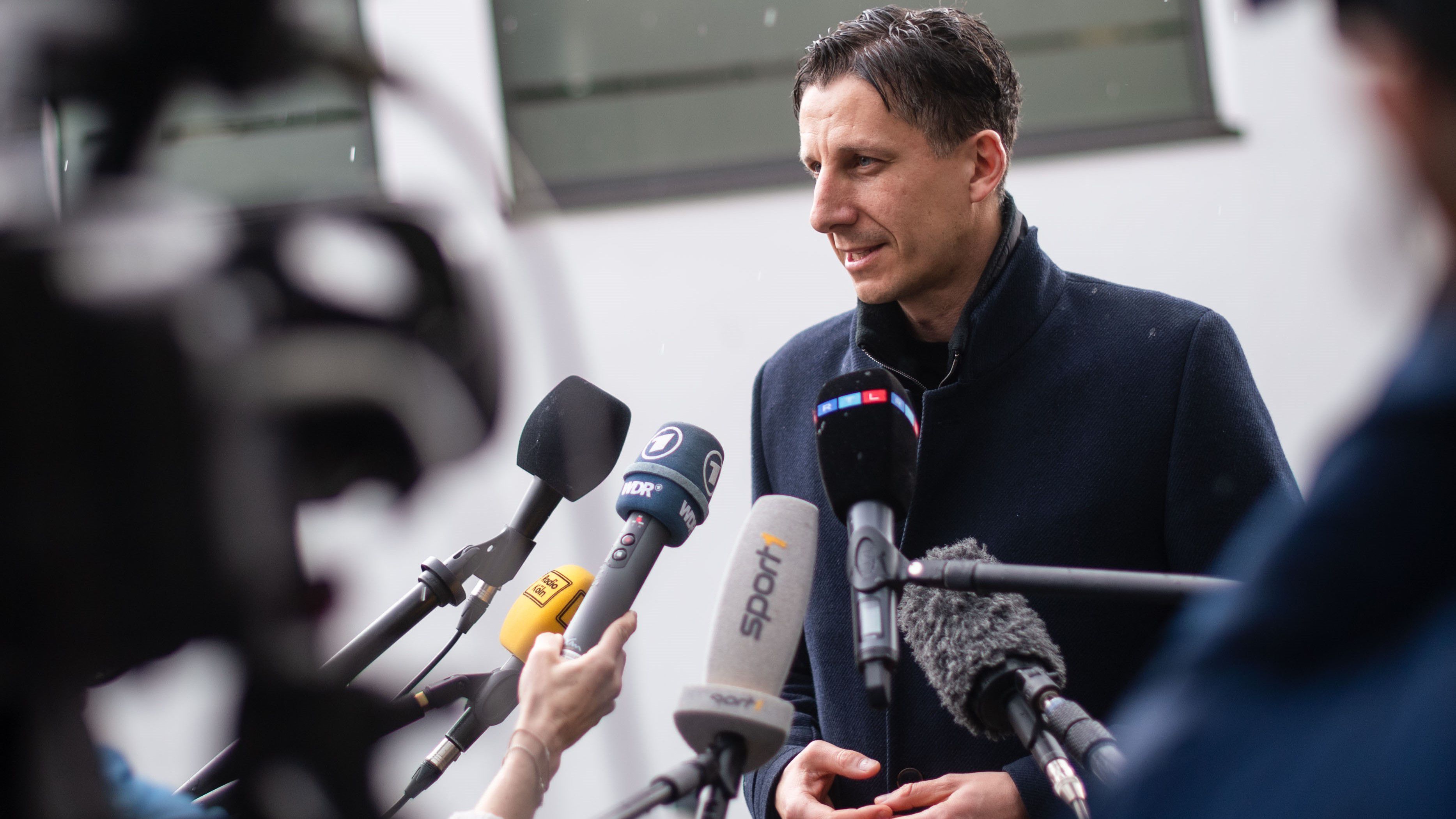 Christian Keller, az 1. FC Köln ügyvezető igazgatója sajtótájékoztatón jelentette be, a CAS-hoz fordulnak a kizárás miatt (Fotó: Getty Images)