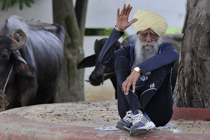 Ma 112 éves a Turbános Tornádó, aki 101 esztendősen még maratont futott – videókkal