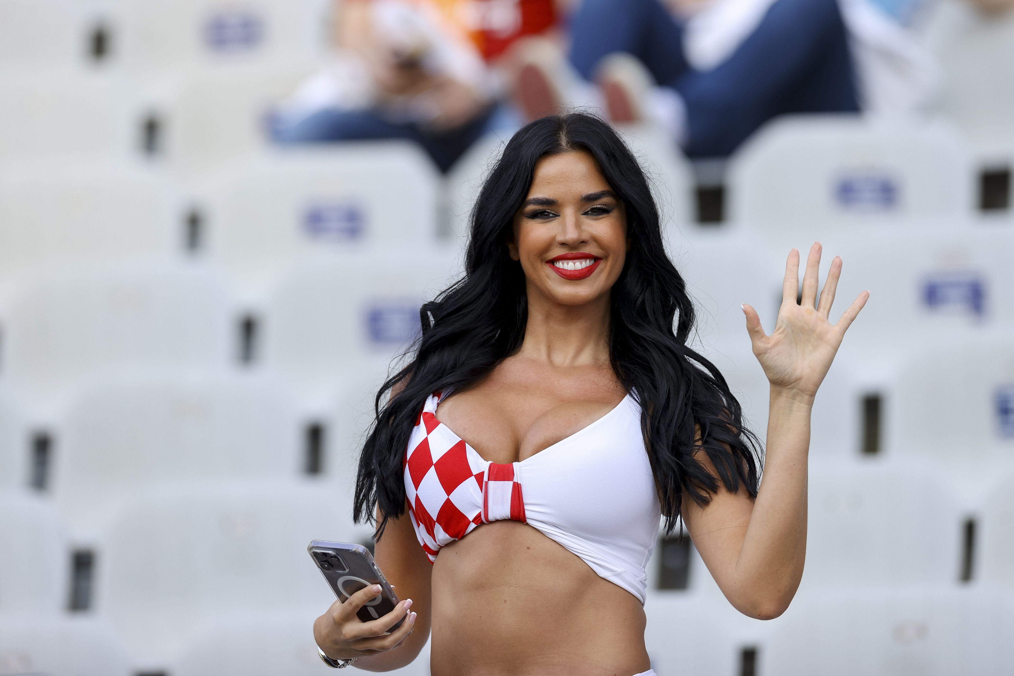 Ezzel a jó hírrel szerez örömöt a futballdrukkereknek a horvát kebelcsoda – videóval, képekkel