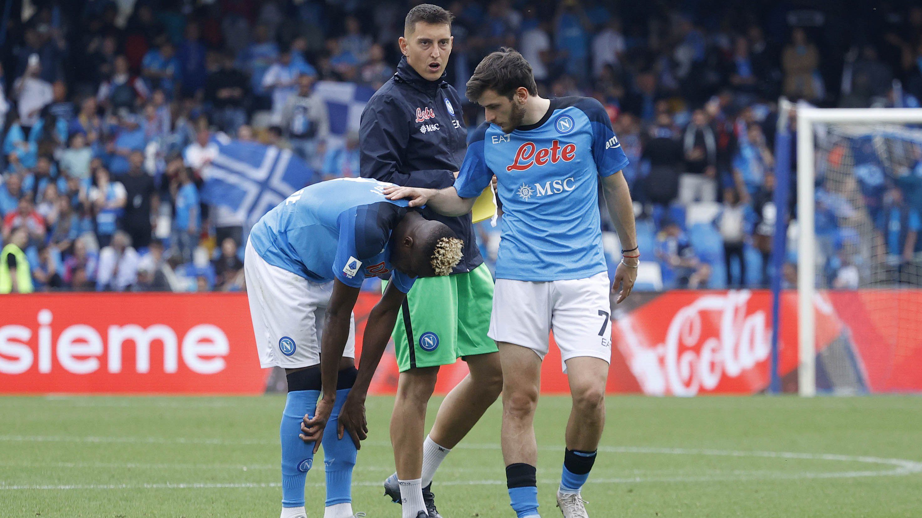 Jól mutatja a nápolyi futballisták csalódottságát Victor Osimhen (balra) meccs utáni bánata