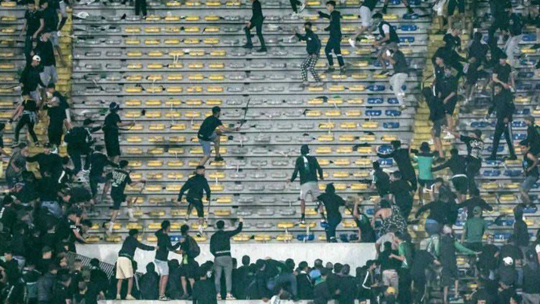 Számos szurkoló próbált bejutni a stadionba