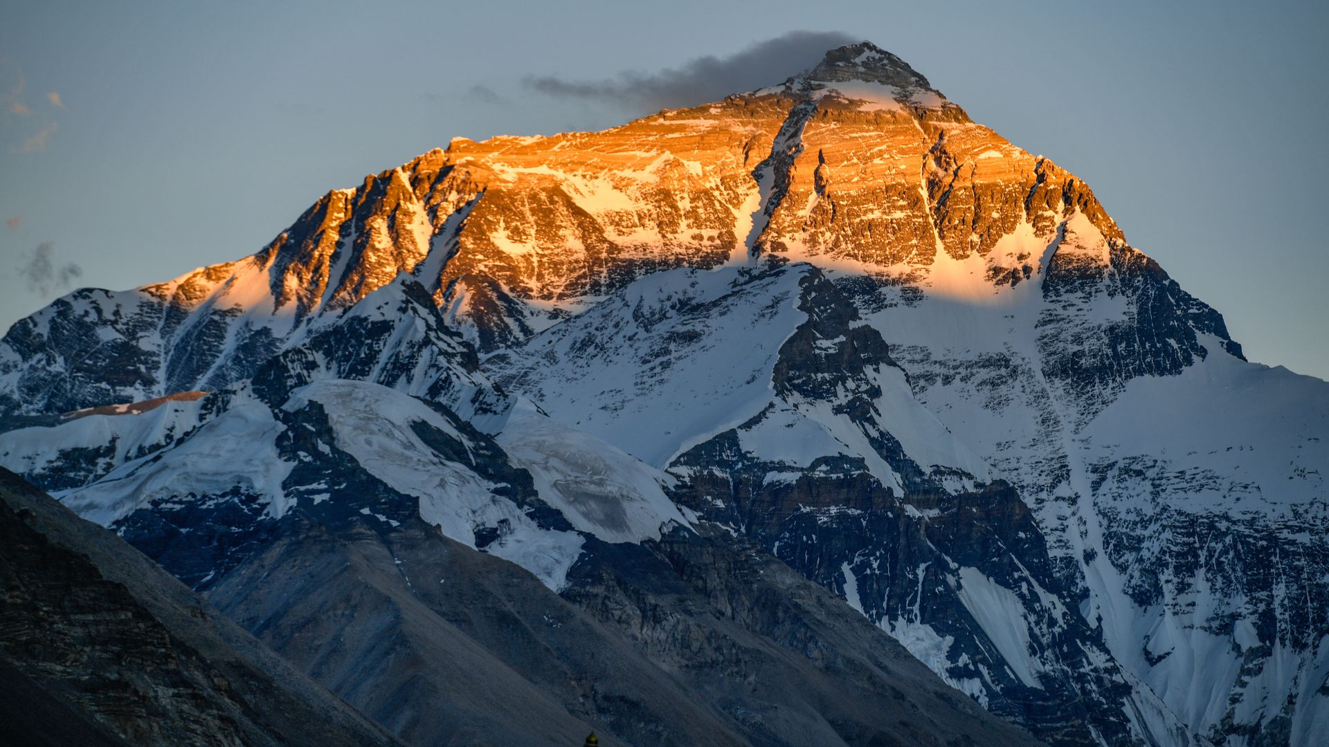 Az Everest északi útvonaláról (balra) eddig csak egy magyar, Neszmélyi Emil jutott fel a csúcsra. (Fotó: Getty Images)