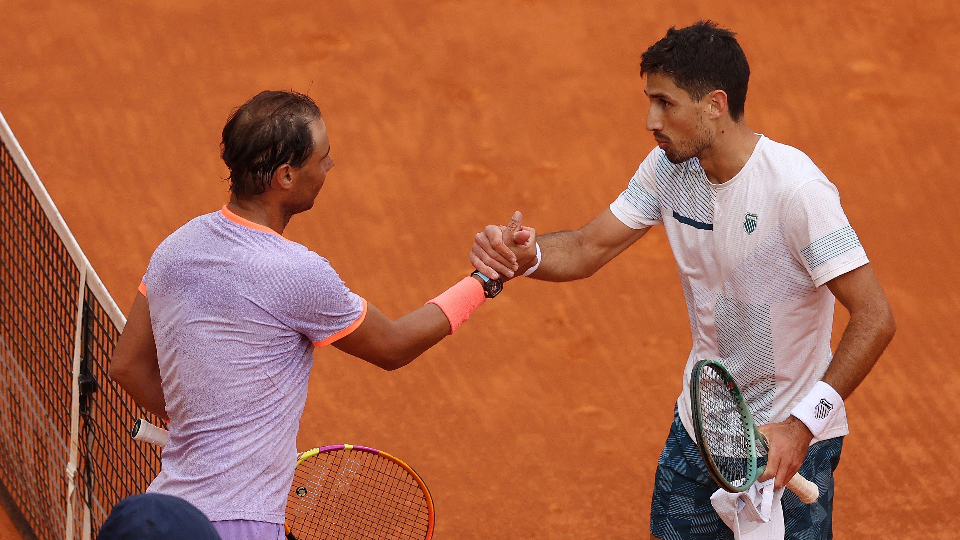 Rafael Nadal (balra) örömmel tett eleget a legyőzött Pedro Cachín kérésének. (Fotó: Getty Images)