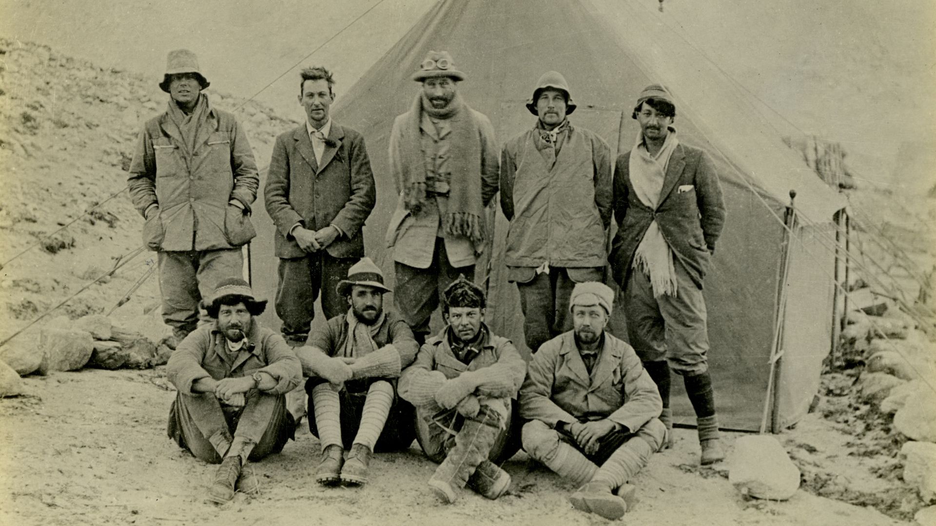 A brit Everest-expedíció tagjai 1924-ben, a hátsó sorban balra Andrew Irvine, mellette George Mallory. (Fotó: Getty Images)