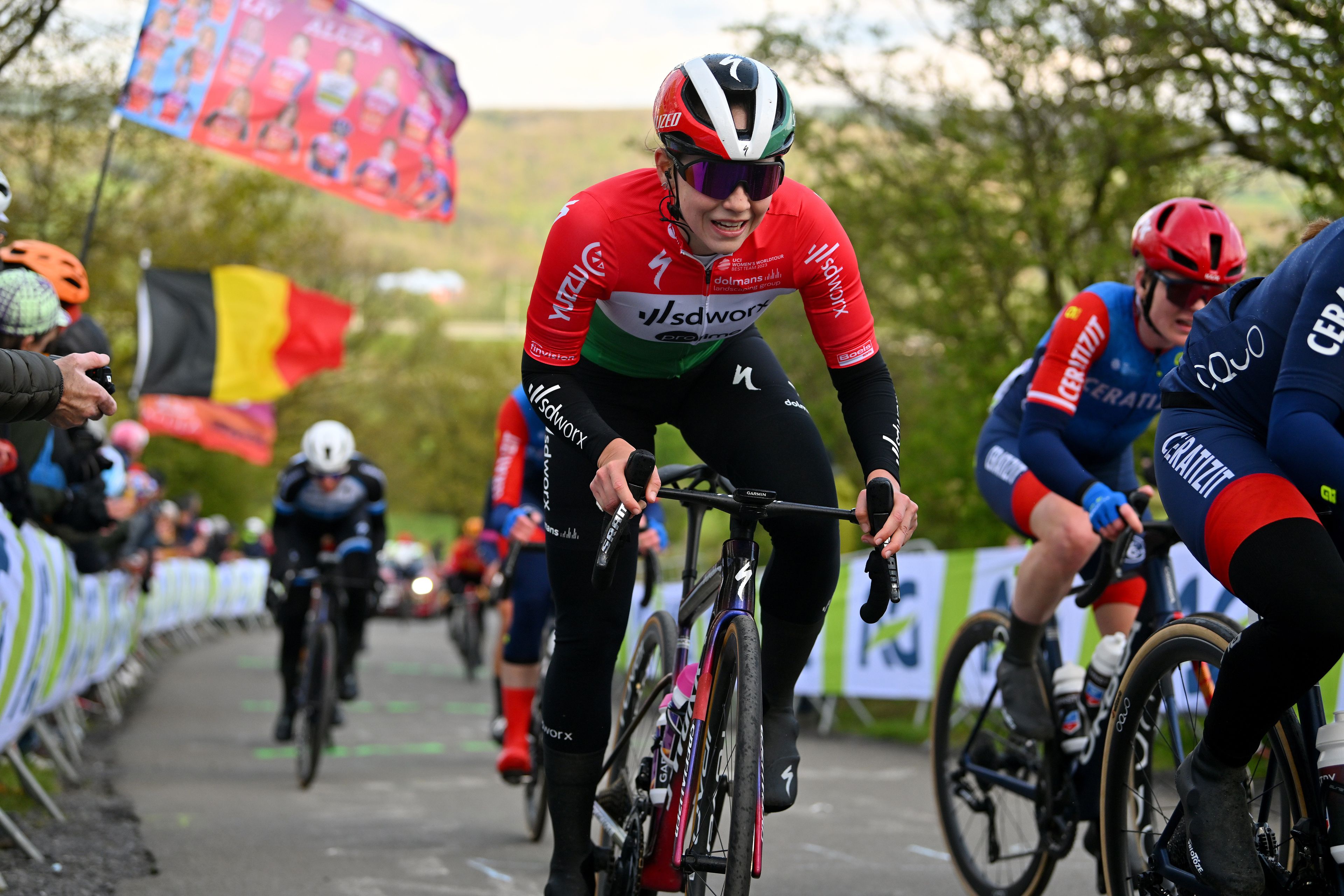 Vas Kata Blanka megkapta az első helyen lévő versenyzőnek járó piros trikót a Vuelta női országúti kerékpáros körversenyen. (Fotó: Getty Images)