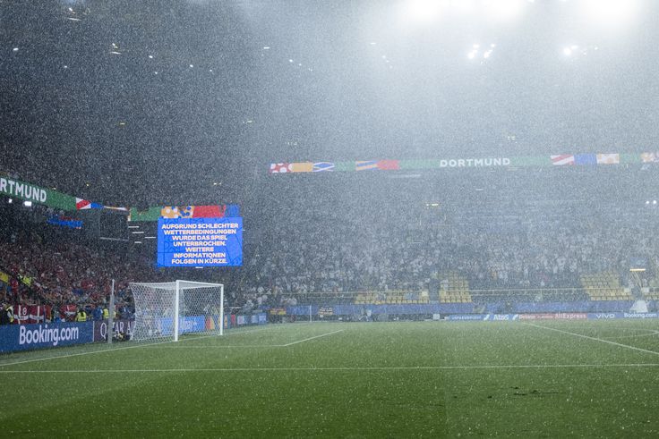 Súlyos pénzbírságot kapott a szurkoló, amiért felmászott a stadionra a tavalyi Eb-n
