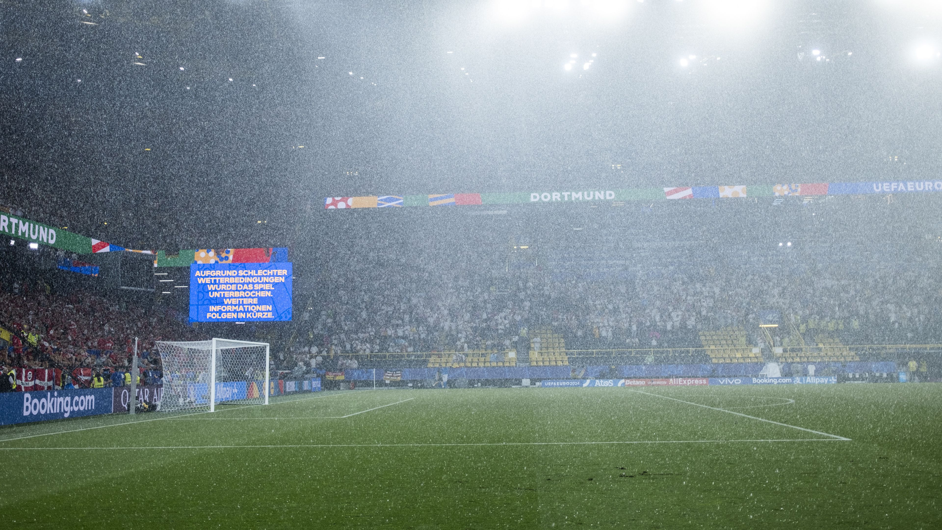 Súlyos pénzbírságot kapott a szurkoló, amiért felmászott a stadionra a tavalyi Eb-n