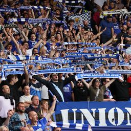 Földön fekvő embert rugdostak a Premier League-mérkőzés előtt – videóval