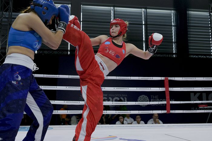 Czégény Cintia (pirosban) és a török Busra Demirayak a női kick-box full-contact 60 kilogrammos súlycsoportjának negyeddöntőjében