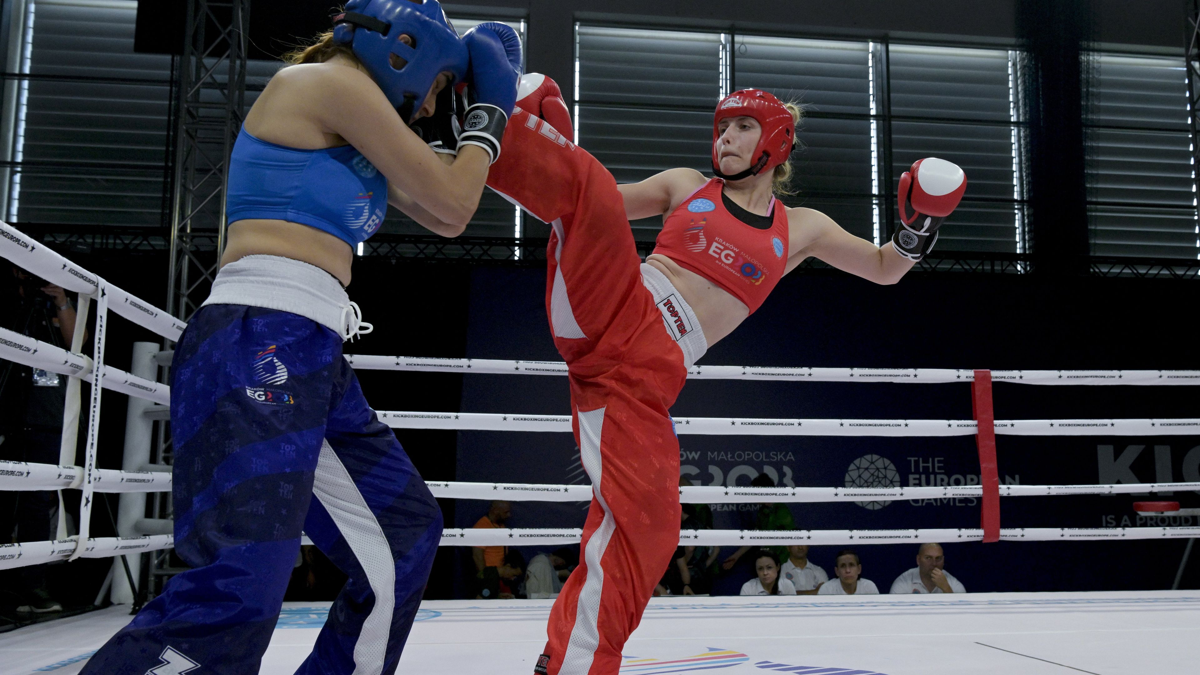 Czégény Cintia (pirosban) és a török Busra Demirayak a női kick-box full-contact 60 kilogrammos súlycsoportjának negyeddöntőjében