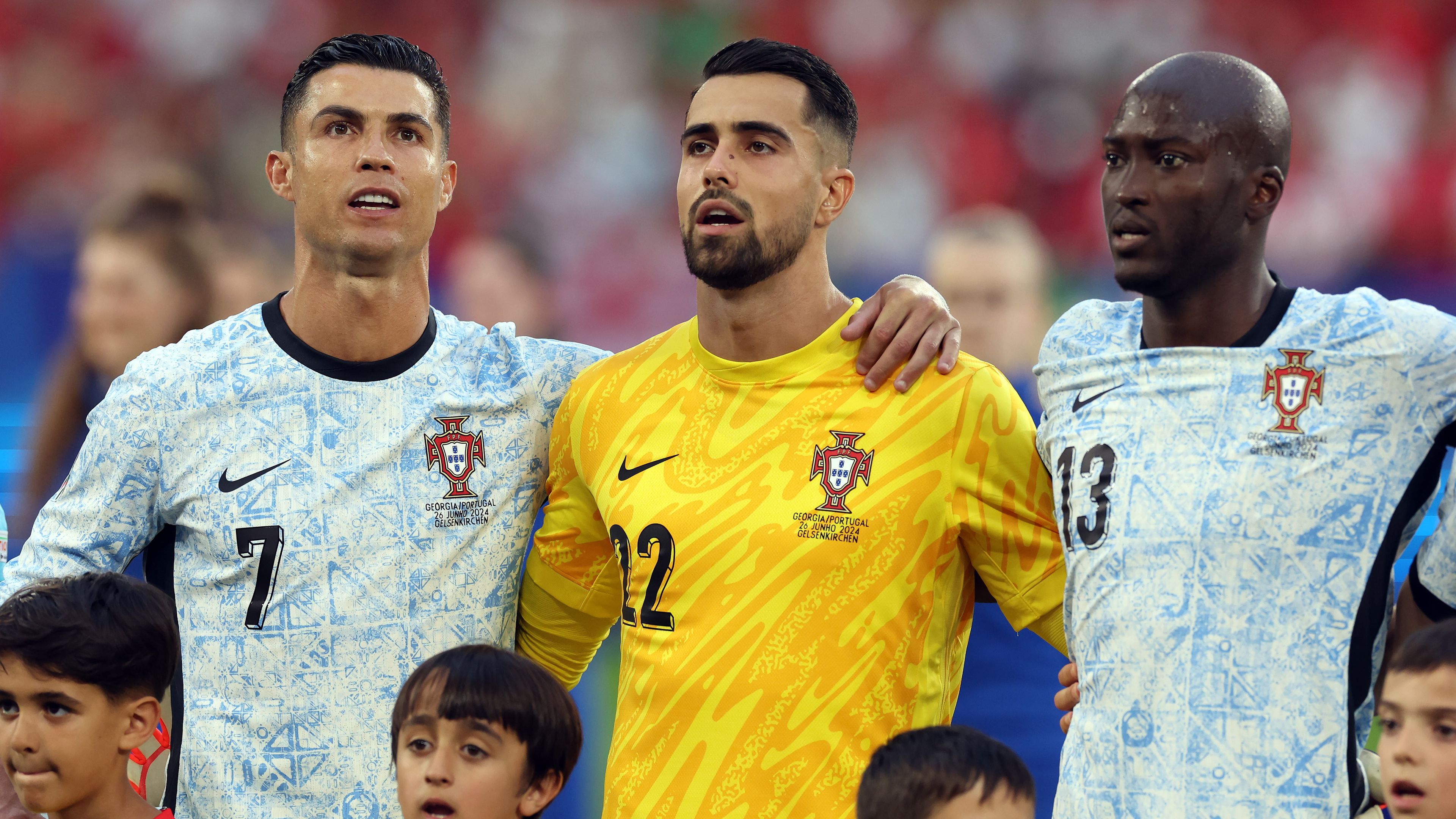Cristiano Ronaldo (balra) úgy hallgatja a himnuszt, 
hogy mindig a nemzeti zászló felé fordul /Fotó: Getty Images
