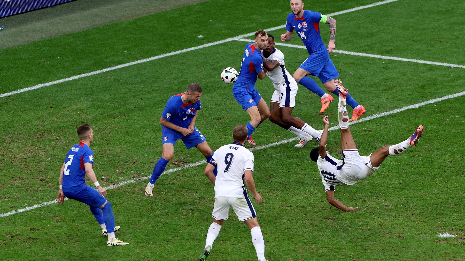 Az angol válogatott első kaput eltaláló lövésével mentette hosszabbításra a Szlovákia elleni nyolcaddöntőt. (Fotó: Getty Images)