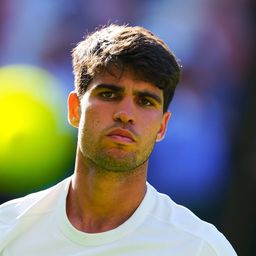 Alcaraz megszenvedett a wimbledoni továbbjutásért; máris kiesett Medvegyev és Cicipasz