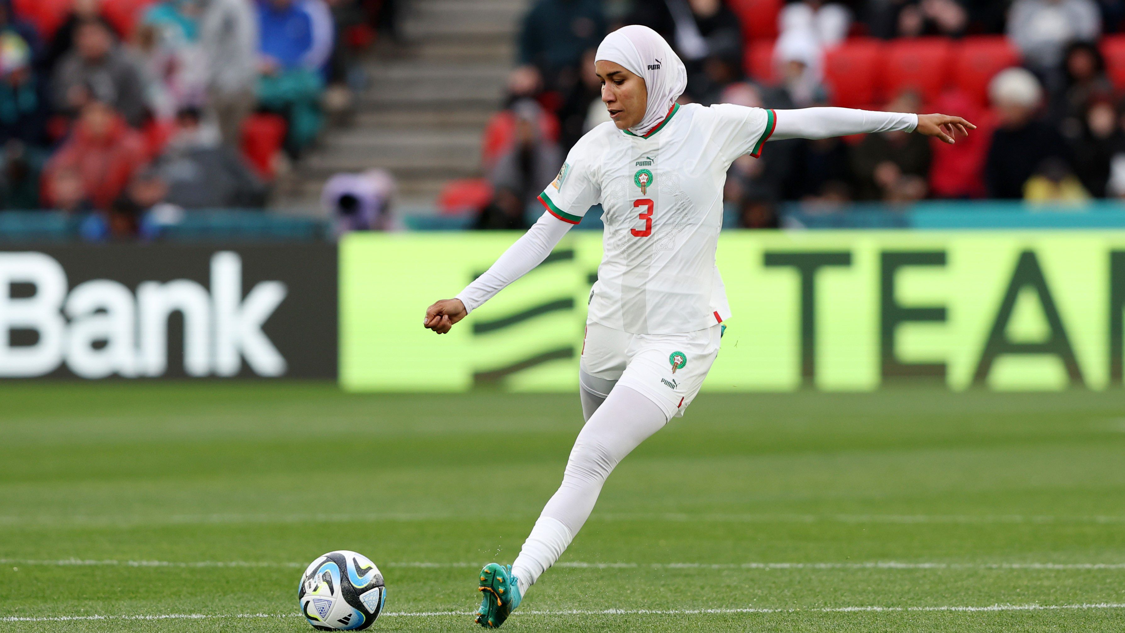 A FIFA 2014-ben engedélyezte a hidzsáb viselését, az afrikai csapat labdarúgója pedig az első játékos lett, aki felnőtt tornán a jellegzetes fejkendőben lépett pályára
