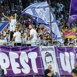 Ez fájhatott: leesett egy Újpest-szurkoló a lelátóról az ünneplés közben – videóval