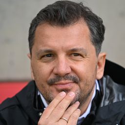 „Nem adok lehetőséget olyan játékosnak, aki nem érdemli meg” – a Kisvárda menesztett vezetőedzője reagált Révész Attila kritikájára – exkluzív interjú