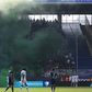 A tűzoltókra is szükség volt a botrányos Bundesliga-meccsen – videóval