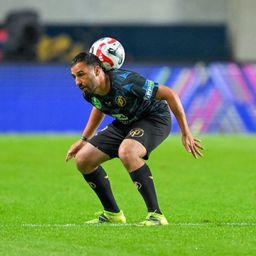 Világszám! Flakonnal és labdával a fején egyensúlyozva mászta meg Debrecen legmagasabb épületét