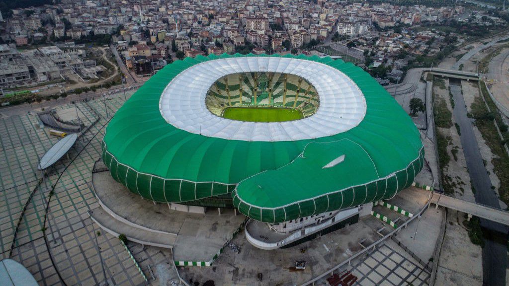 Kívülről a Bursaspor stadionja, amely a klub kabaláját, egy krokodilt ábrázol