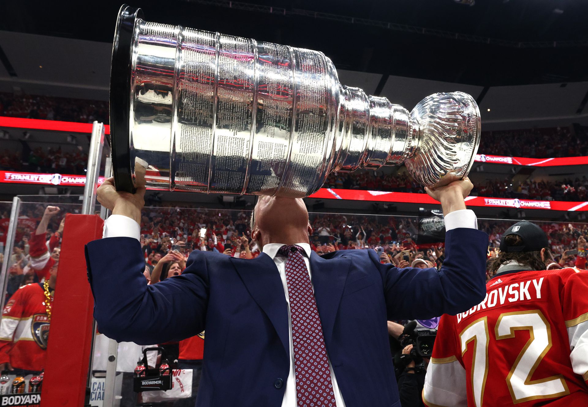 Paul Maurice végre magasba emelhette a Stanley-kupát. Fotó: Getty Images.