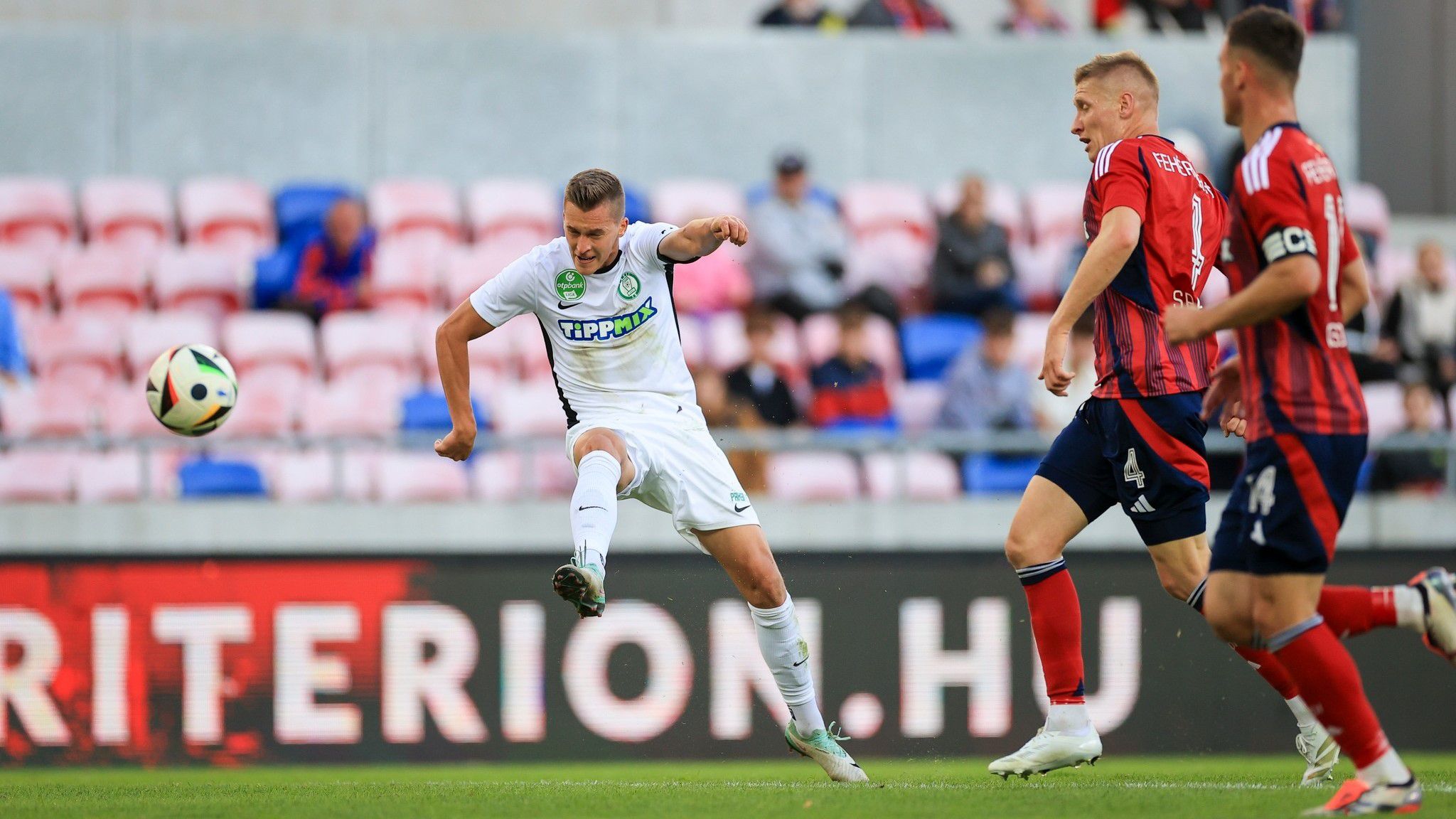 Nagyszerű mozdulattal, jobb külsővel rúgta a labdát Windecker József a fehérvári kapu jobb oldalába. (Fotó: pakisfc.hu)