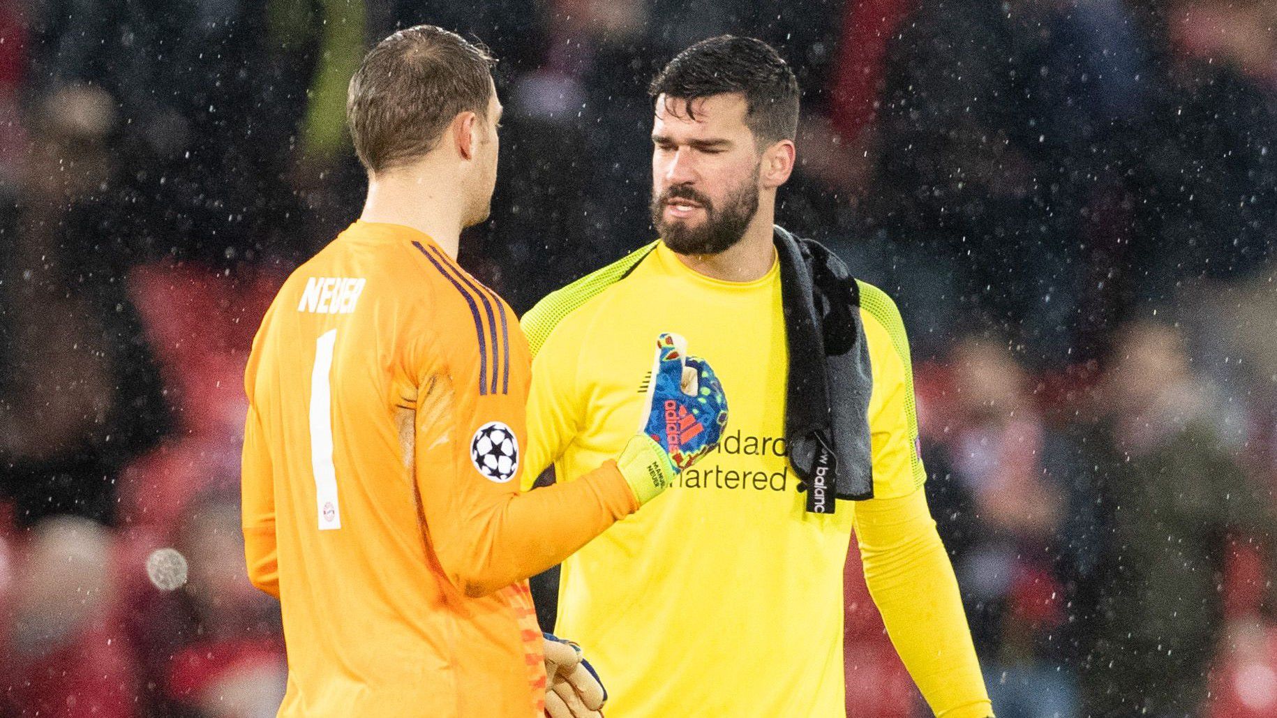 Nem valószínű, hogy Alisson (jobbra) lesz Manuel Neuer utódja a Bayern Münchennél