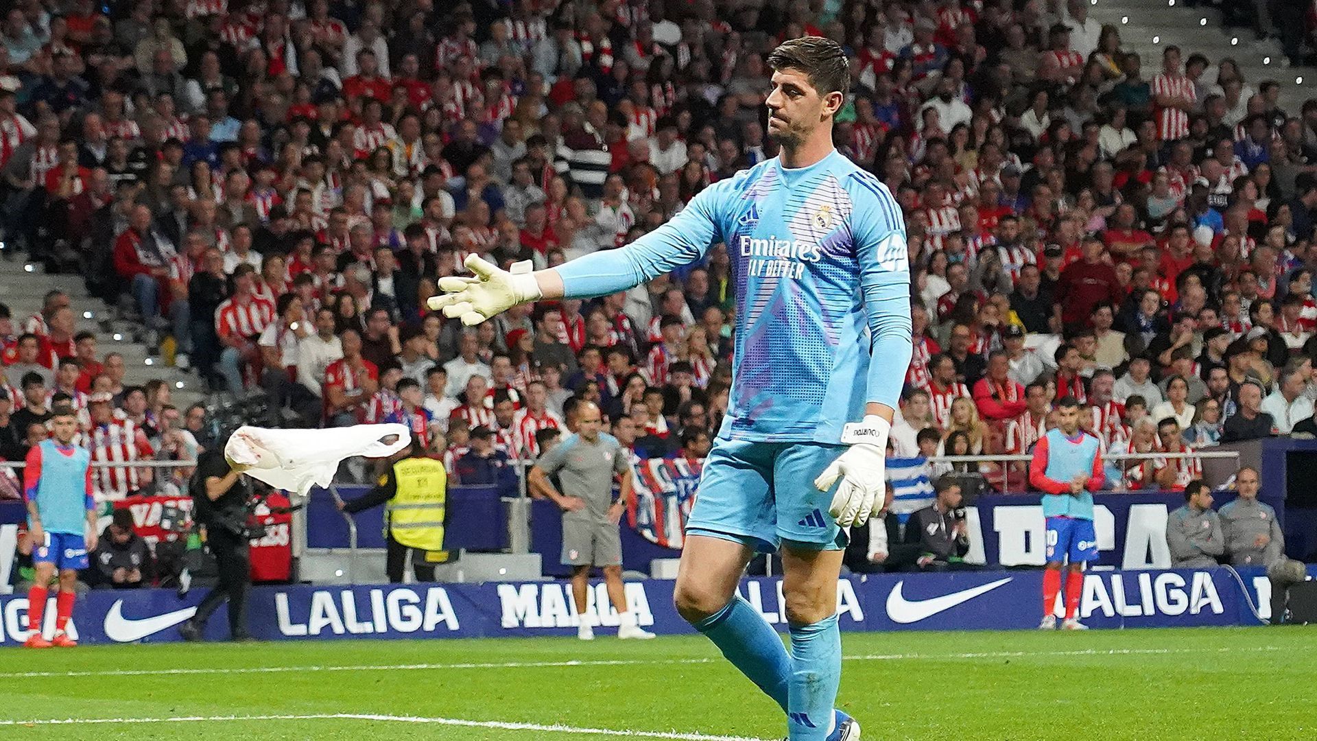 Thibaut Courtois-t zacskókkal és öngyújtókkal vették célba az Atlético ultrák