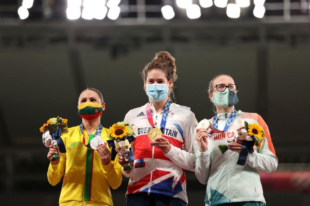 Az olimpiai dobogón az ezüstérmes litván Laura Asadauskaite és a brit Kate French mellett. Biztos, hogy a maszk alatt mindhárman mosolyognak  (Fotó: GettyImages)