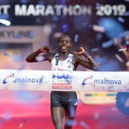 Ez vicc! A maratoni országos bajnokságon olyan eredménnyel lehetett ezüstöt szerezni, amire egy ötvenes amatőr sem lenne büszke