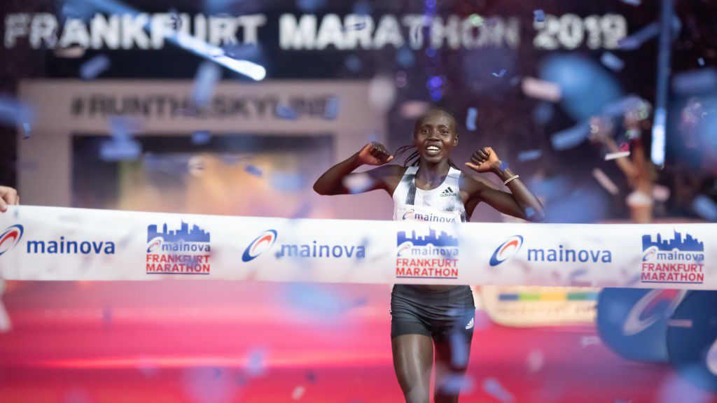 A női győztes kenyai Selly Chepyego Kaptich legyőzte a magyar férfi bajnokot, a nőire majdnem 50 percet, a női ezüstérmesre 2 óra 20 percnél is többet vert rá, magyarul kétszer olyan gyorsan futott (Fotó: Getty Images)
