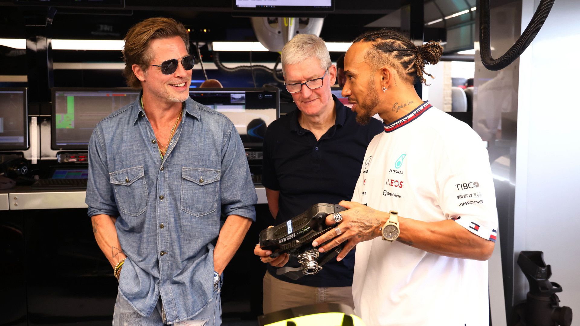A Brad Pittnek (balra) Forma–1-es filmjében szerepet adó Lewis Hamilton az autók kormányának működését magyarázta Austinban / Fotó: Profimedia