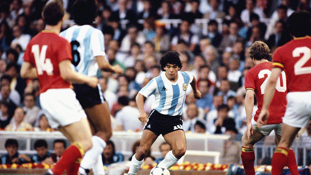62 éve született Maradona – Sallai: Annyi esélyem volt őt megállítani, mint a Holdra eljutni + videó