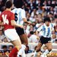 62 éve született Maradona – Sallai: Annyi esélyem volt őt megállítani, mint a Holdra eljutni + videó