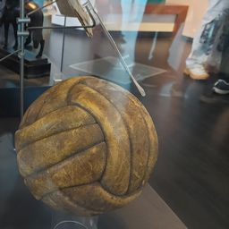 Puskás és Bellingham egyszerre Manchesterben – ilyen az angol Nemzeti Futballmúzeum – galéria és video