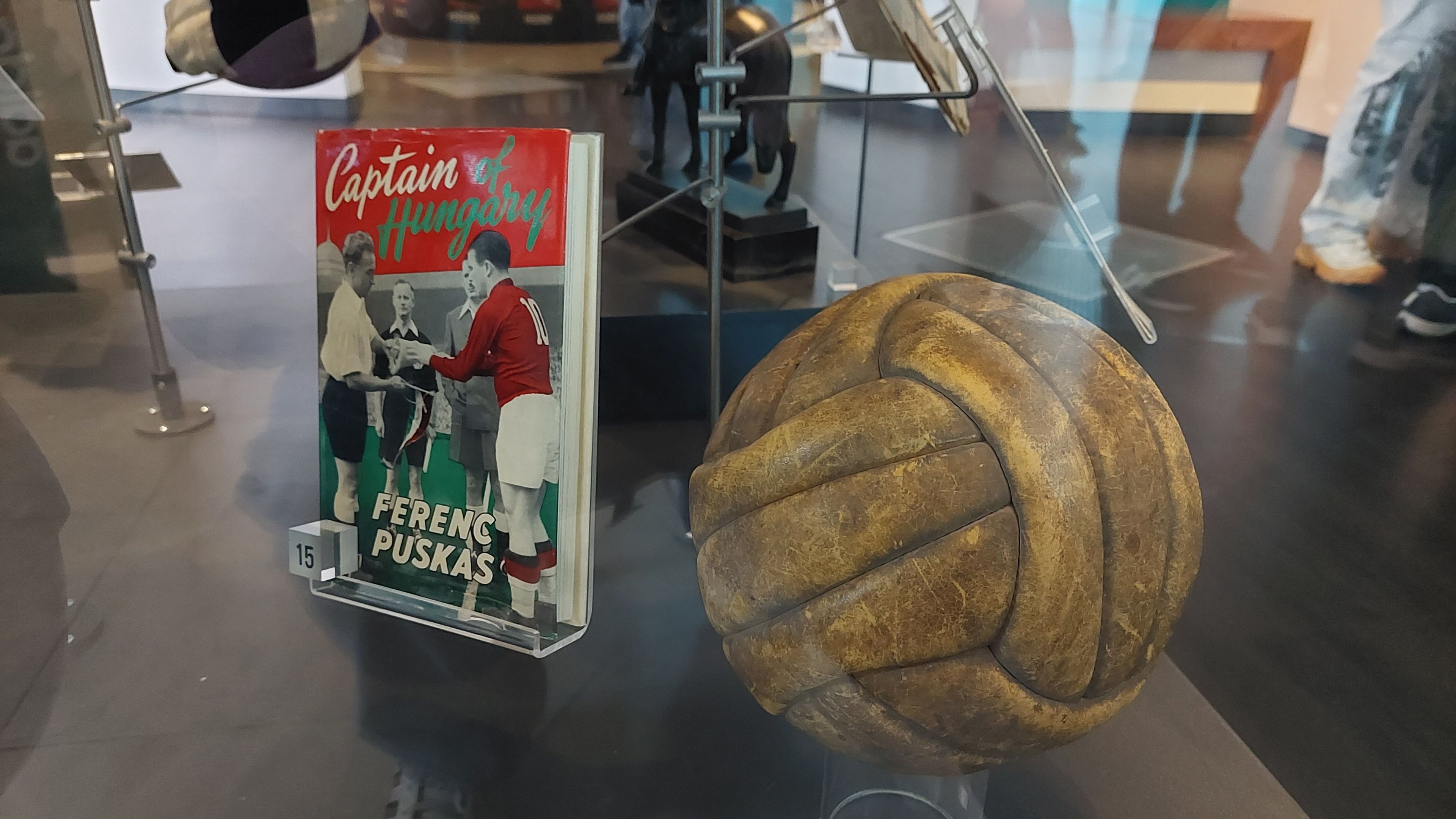 Az évszázad mérkőzésének többek között a találkozón használt labda, és Puskás Ferenc angol nyelvű életrajza állít emléket.