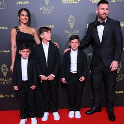 Megérkezett a Messi család az Aranylabda-gálára – videóval