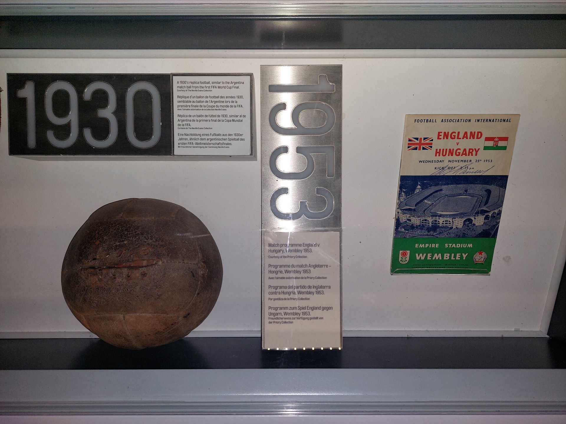 Az évszázad mérkőzésének hivatalos meccsfüzete a Nemzeti Futballmúzeumban, Manchesterben