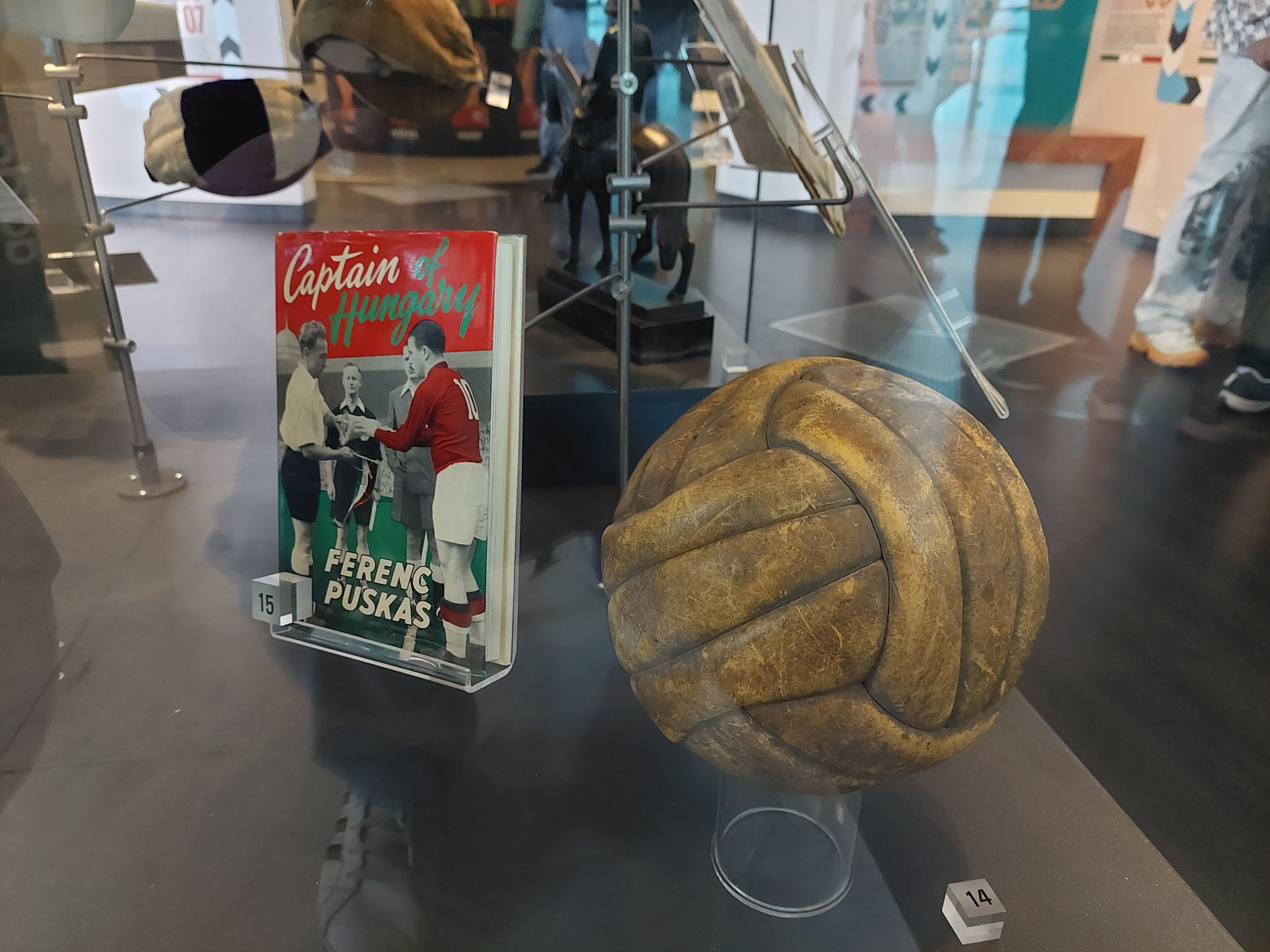 Az Évszázad mérkőzésének többek között a találkozón használt labda, és Puskás Ferenc angol nyelvű életrajza állít emléket