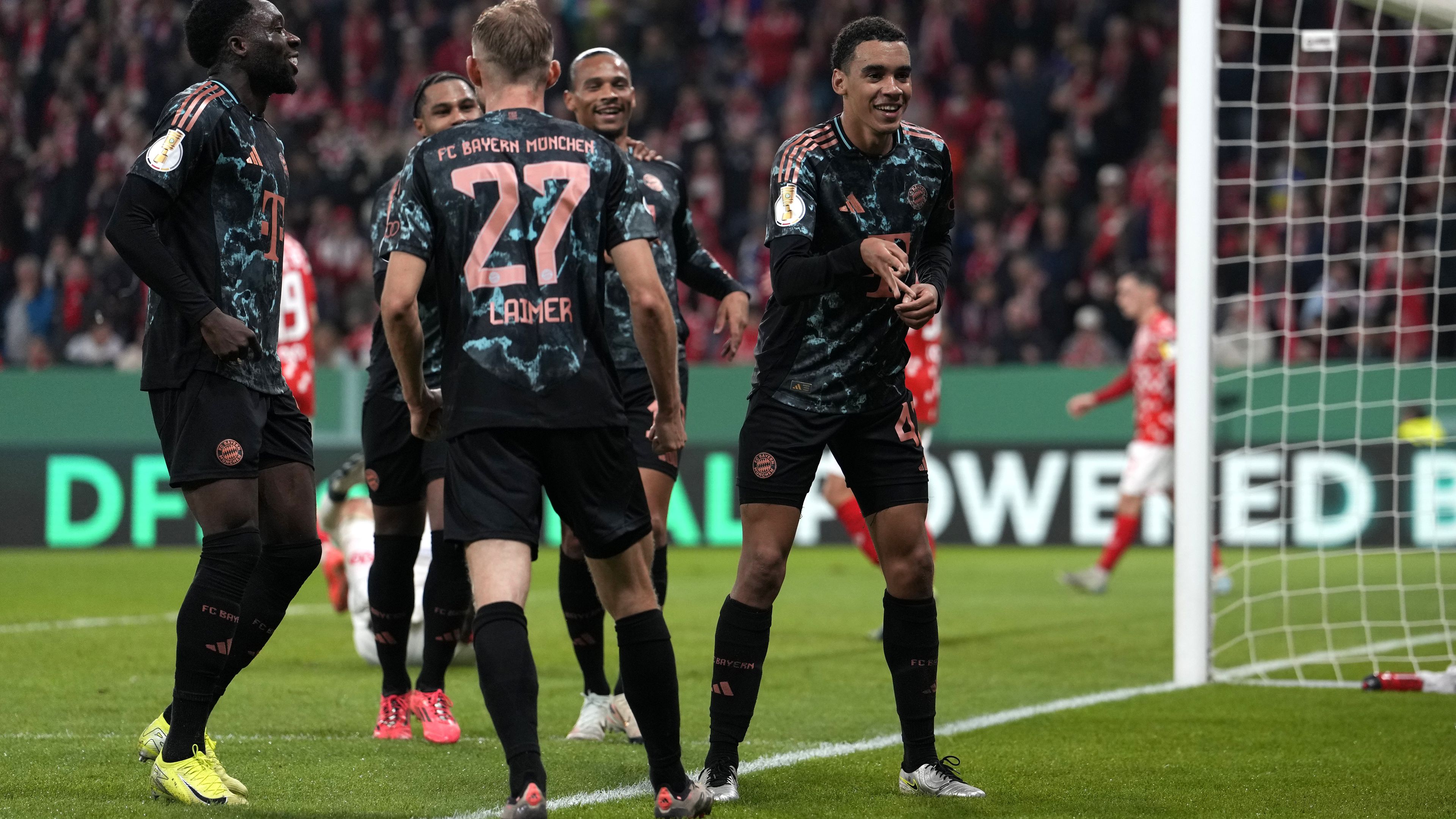 A Bayern egy félidő alatt elintézte ellenfelét; Schäfer csapata kiesett a Német Kupából