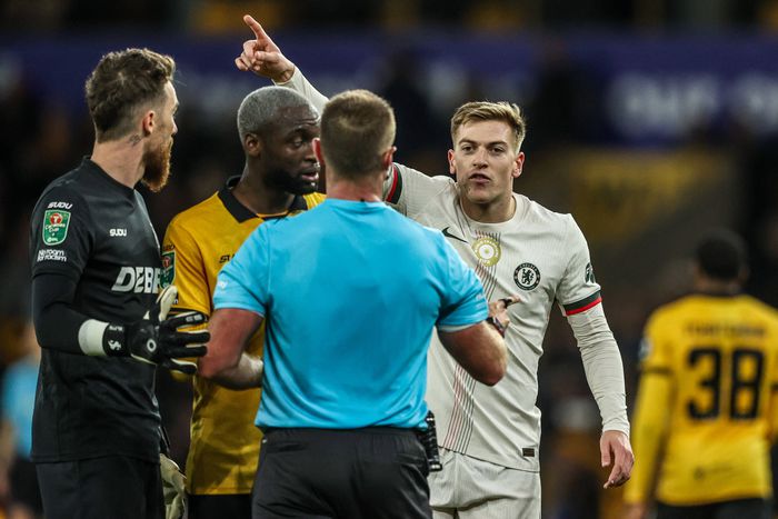 Hiába reklamált, kiállították az angol támadót