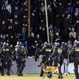 Kutyás rendőrök és káosz a Holland Kupában – tömegverekedés miatt félbeszakadt a Den Bosch–Den Haag mérkőzés