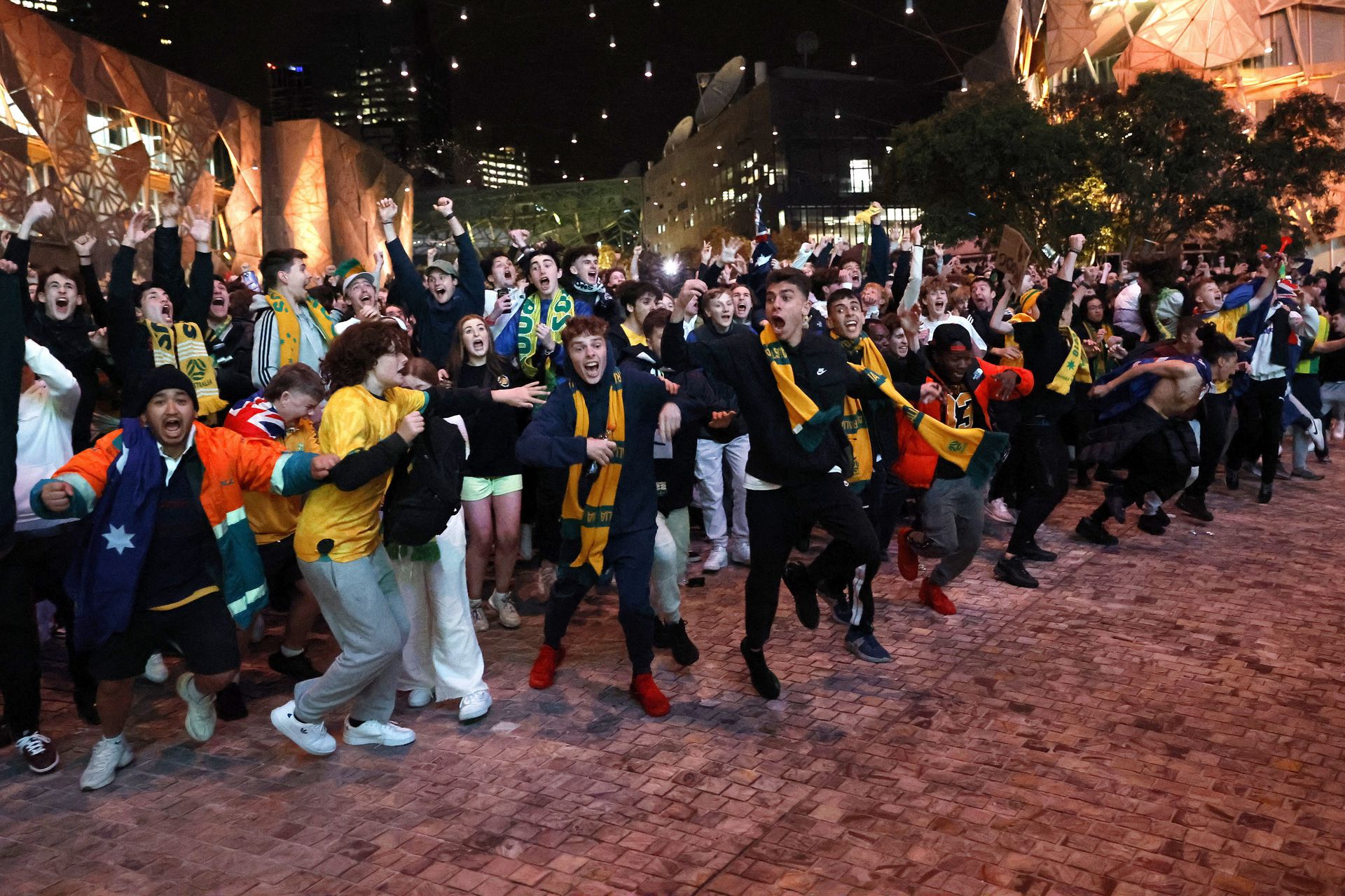 Ausztrál szurkolók az ausztráliai Melbourne-ben 2022. november 30-án, miután hazájuk válogatottja 1-0-ra győzött Dánia ellen játszott mérkőzésen, és továbbjutott.
Fotó: MTI/EPA/AAP/Con Chronis