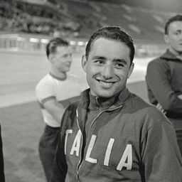Sante Gaiardoni az egyik 1960-as olimpiai győzelme után