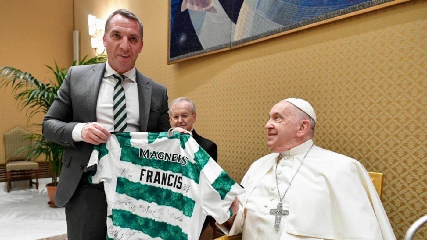 Brendan Rodgers ajándékot is vitt a pápának