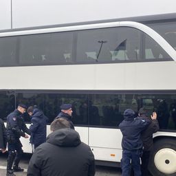 Bűnözőkként várták a szerb határon a Fradi-szurkolókat
