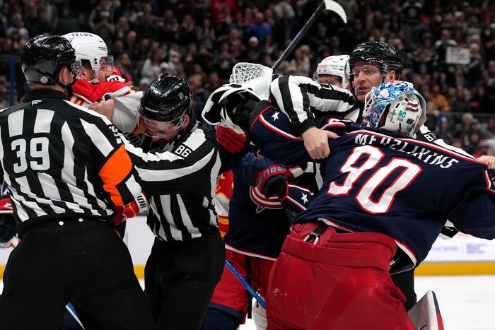 Elvis Merzlikins próbálják nyugtatni a játékvezetők (Fotó: Getty Images)